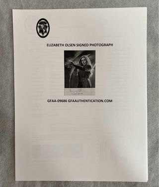 Foto de Elisabeth Olsen con autógrafo original