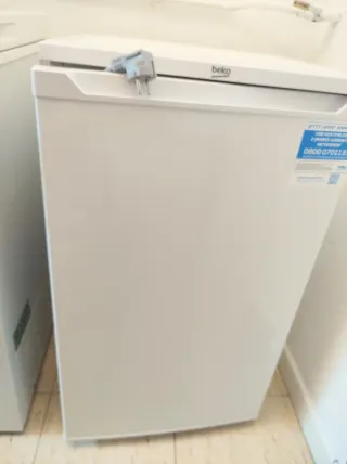 Congelador Beko bajo encimera