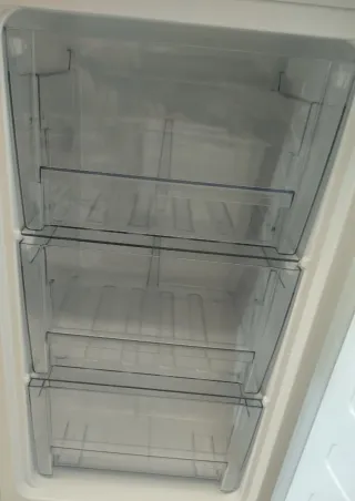 Congelador Beko bajo encimera
