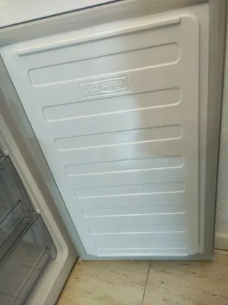 Congelador Beko bajo encimera
