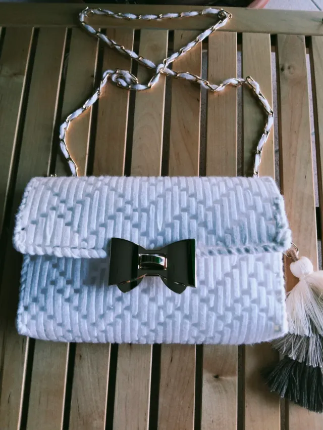 Bolso de mano tejido blanco y dorado
