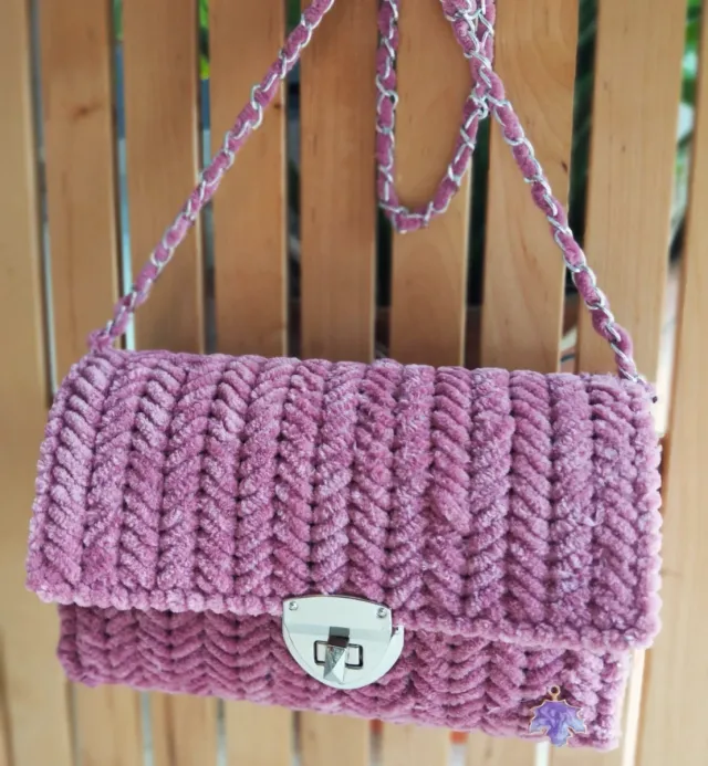 Bolso de mano tejido blanco y dorado