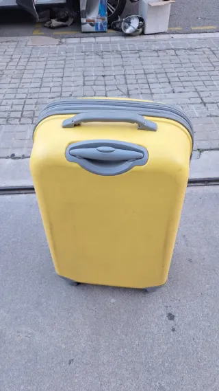 Maleta de viaje amarilla