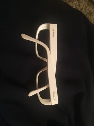 Gafas de sol Chanel negras y blancas