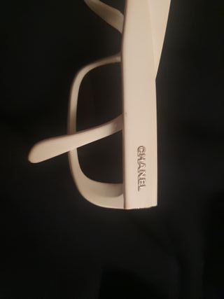 Gafas de sol Chanel negras y blancas