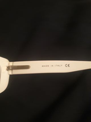 Gafas de sol Chanel negras y blancas