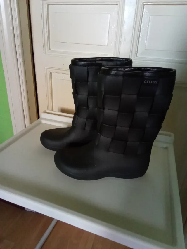 Stivali neri da donna Crocs