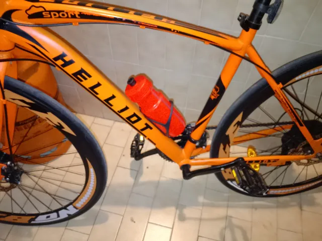 Bicicleta de carretera naranja