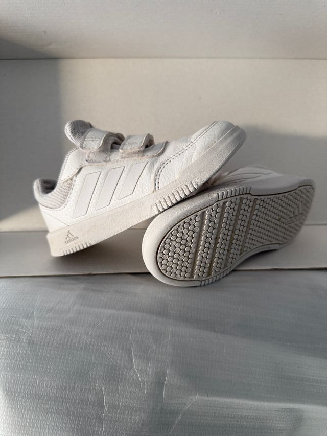 Zapatillas adidas blancas talle 27