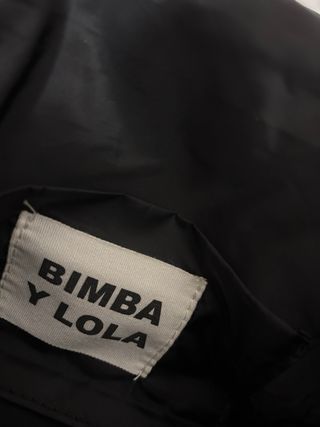 Bolso negro acolchado con logo