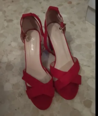 Lote de zapatos y vestido .S
Zapatos talla 38 
