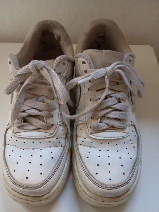 Caja y Zapatillas Nike Air Force 1 Blancas.
