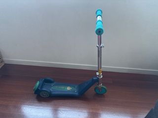 Patinete infantil azul y verde. Imaginarium
