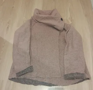 Abrigo fino oversize gris y rosa.