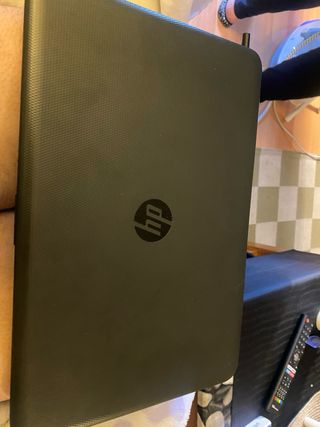 Ordenador portátil HP gris y negro
