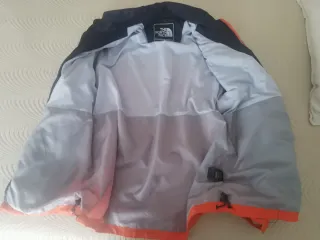 Cortavientos The North Face azul y naranja