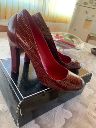 Décolleté bordeaux effetto coccodrillo