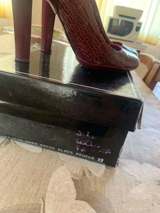 Décolleté bordeaux effetto coccodrillo