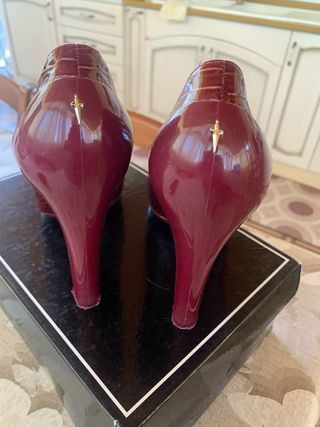 Décolleté bordeaux effetto coccodrillo