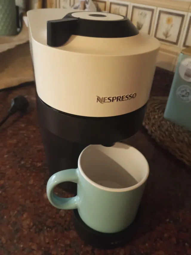 Cafetera Nespresso Krups Blanca y Negra