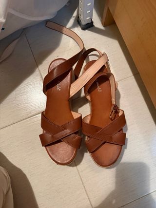 Sandalias esparto atadas al tobillo