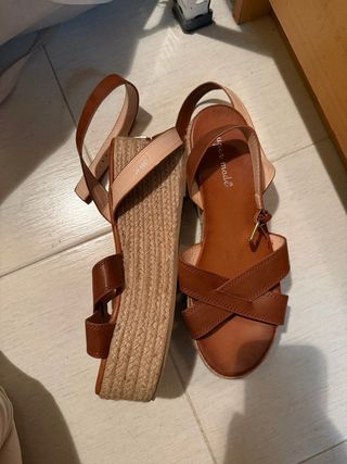 Sandalias esparto atadas al tobillo