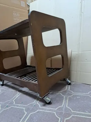 VINTAGE Mesa auxiliar para TV de madera con rueda