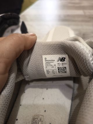 Zapatillas New Balance Blancas y Plateadas