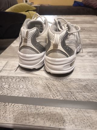 Zapatillas New Balance Blancas y Plateadas