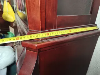 Armario de madera con puertas de cristal