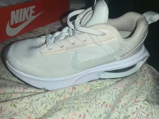 Zapatillas Nike original  Niño Beige/Blanco
Talla 