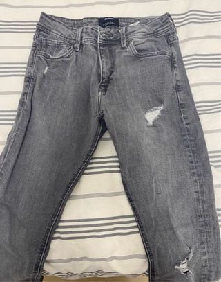 Vaqueros Bershka grises desgastados