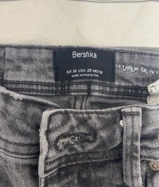 Vaqueros Bershka grises desgastados