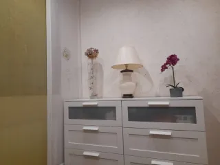 Lámpara de mesa cerámica y madera. Marca Marinisa