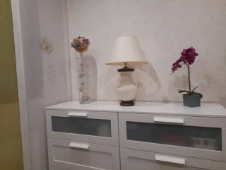 Lámpara de mesa cerámica y madera. Marca Marinisa