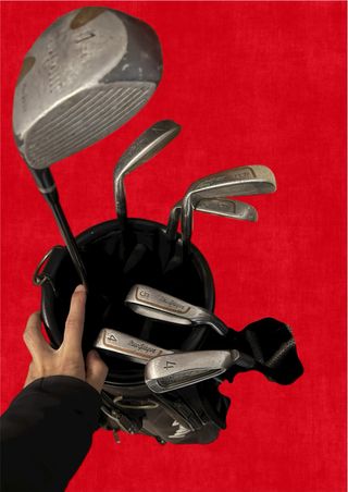 Bolsa de golf con palos y driver