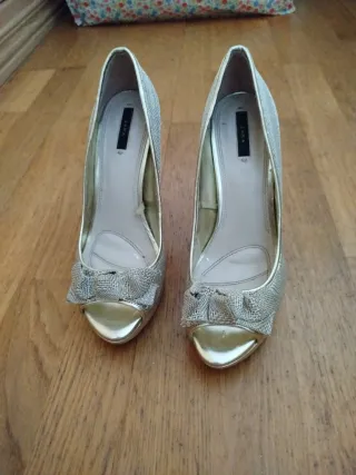 Zapatos de tacón Zara dorados