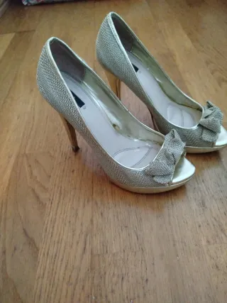 Zapatos de tacón Zara dorados