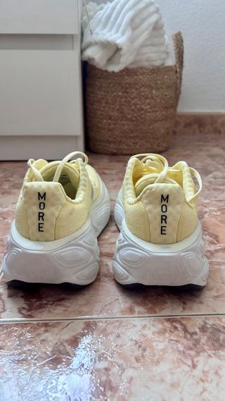 New Balance MORE v5 Amarillo