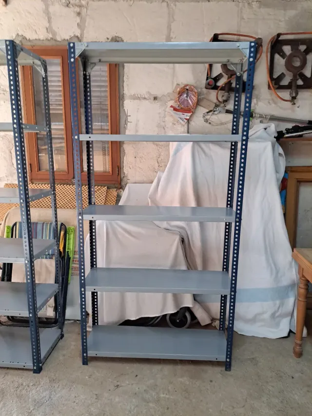 Estantería metálica gris y azul