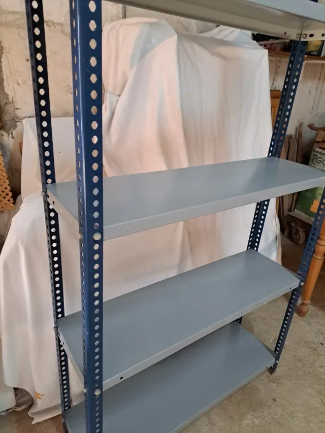 Estantería metálica gris y azul