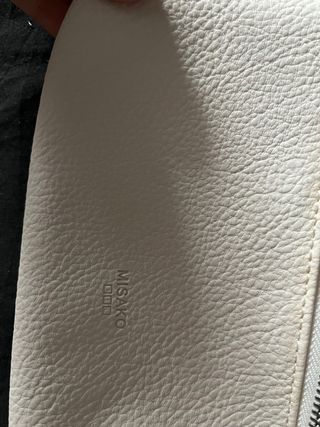 Bolso blanco con cadena plateada