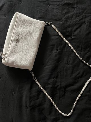 Bolso blanco con cadena plateada