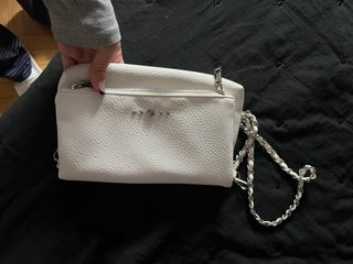 Bolso blanco con cadena plateada