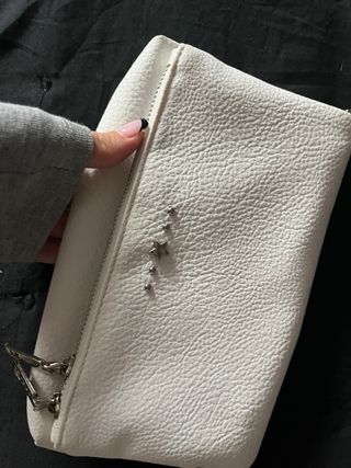 Bolso blanco con cadena plateada