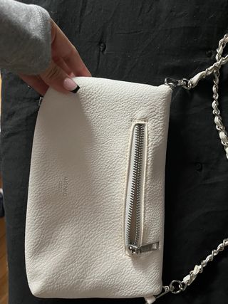 Bolso blanco con cadena plateada