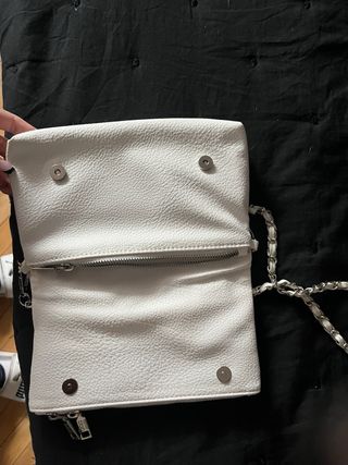 Bolso blanco con cadena plateada