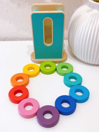 Wooden Stack Slot Stapel Steckspiel aus Lovevery