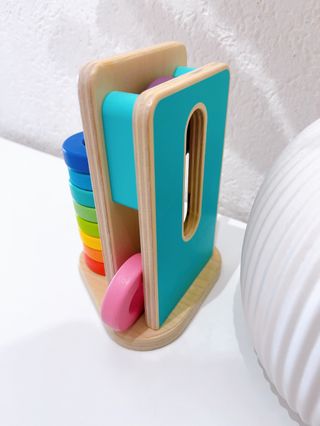 Wooden Stack Slot Stapel Steckspiel aus Lovevery