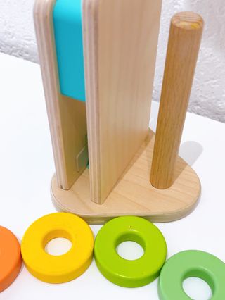 Wooden Stack Slot Stapel Steckspiel aus Lovevery